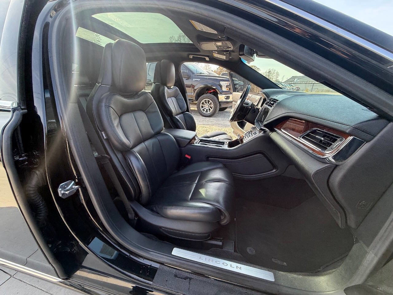 Used 2017 Lincoln Continental Reserve w/ Technology Package image 33