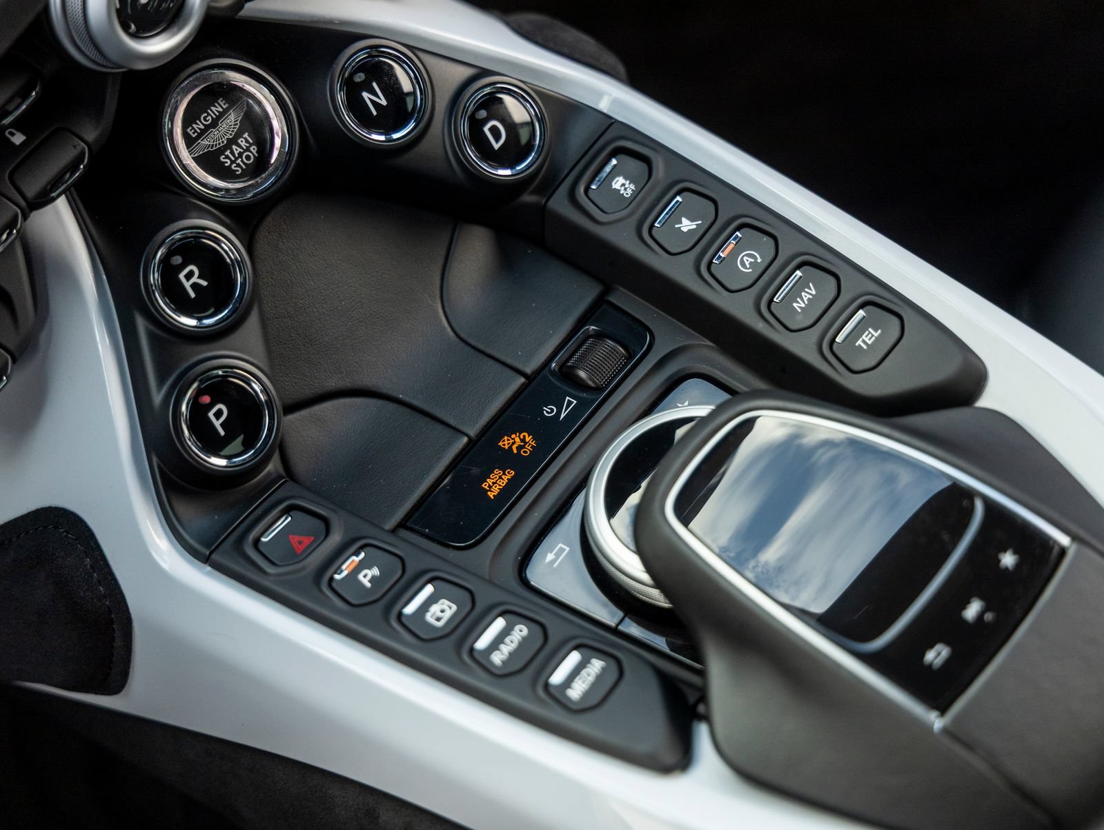 Used 2019 Aston Martin V8 Vantage Coupe RWD image 30