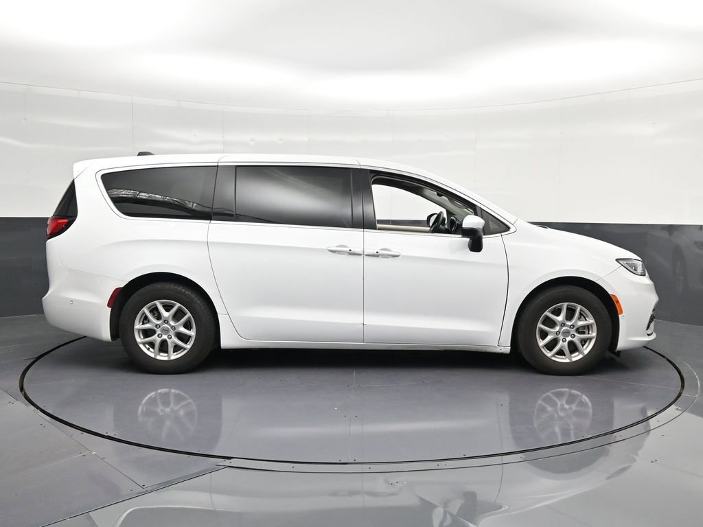 Used 2023 Chrysler Pacifica Touring-L FWD image 4