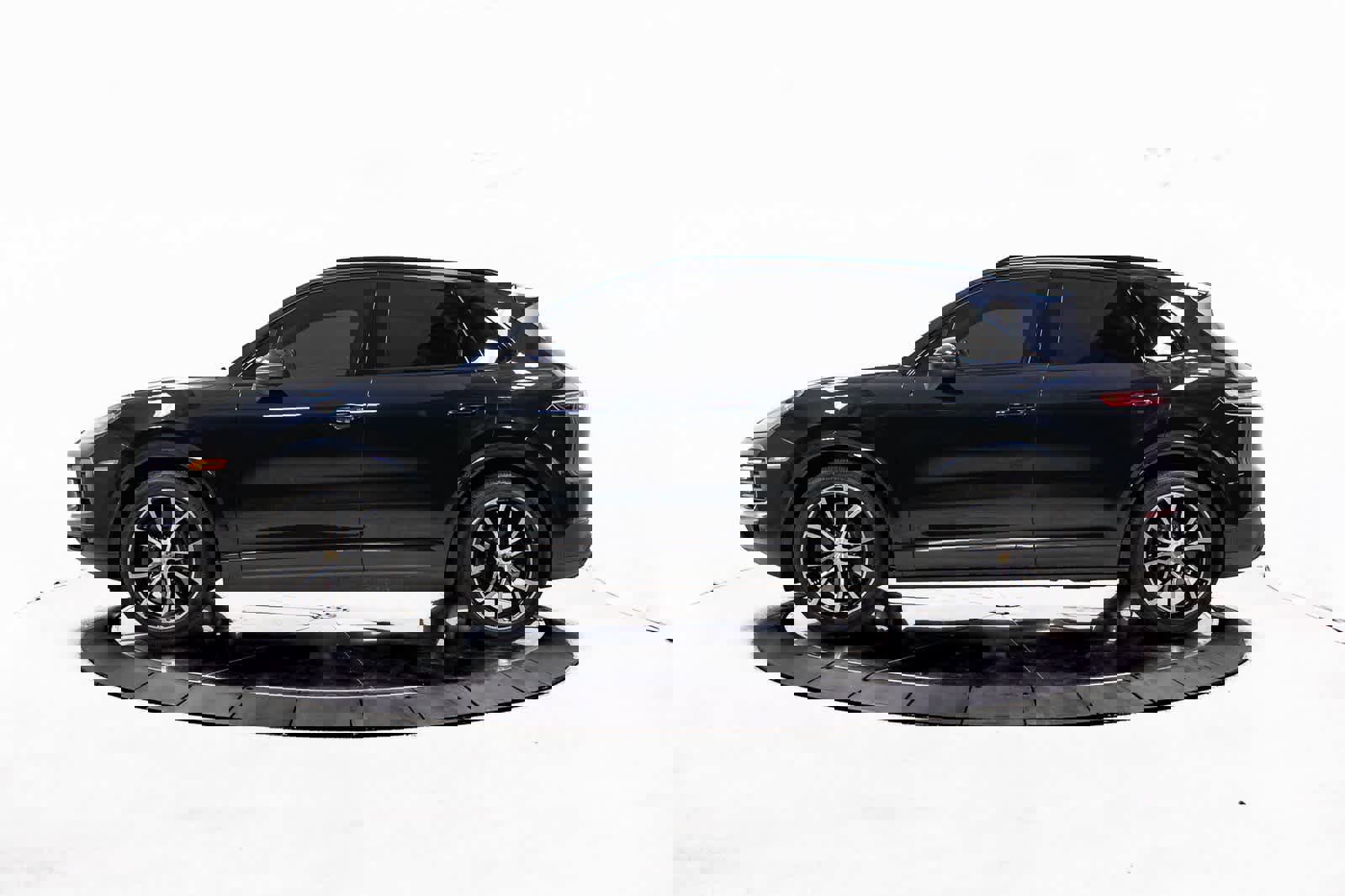 Certified 2023 Porsche Cayenne Platinum Edition w/ Assistance Package image 2