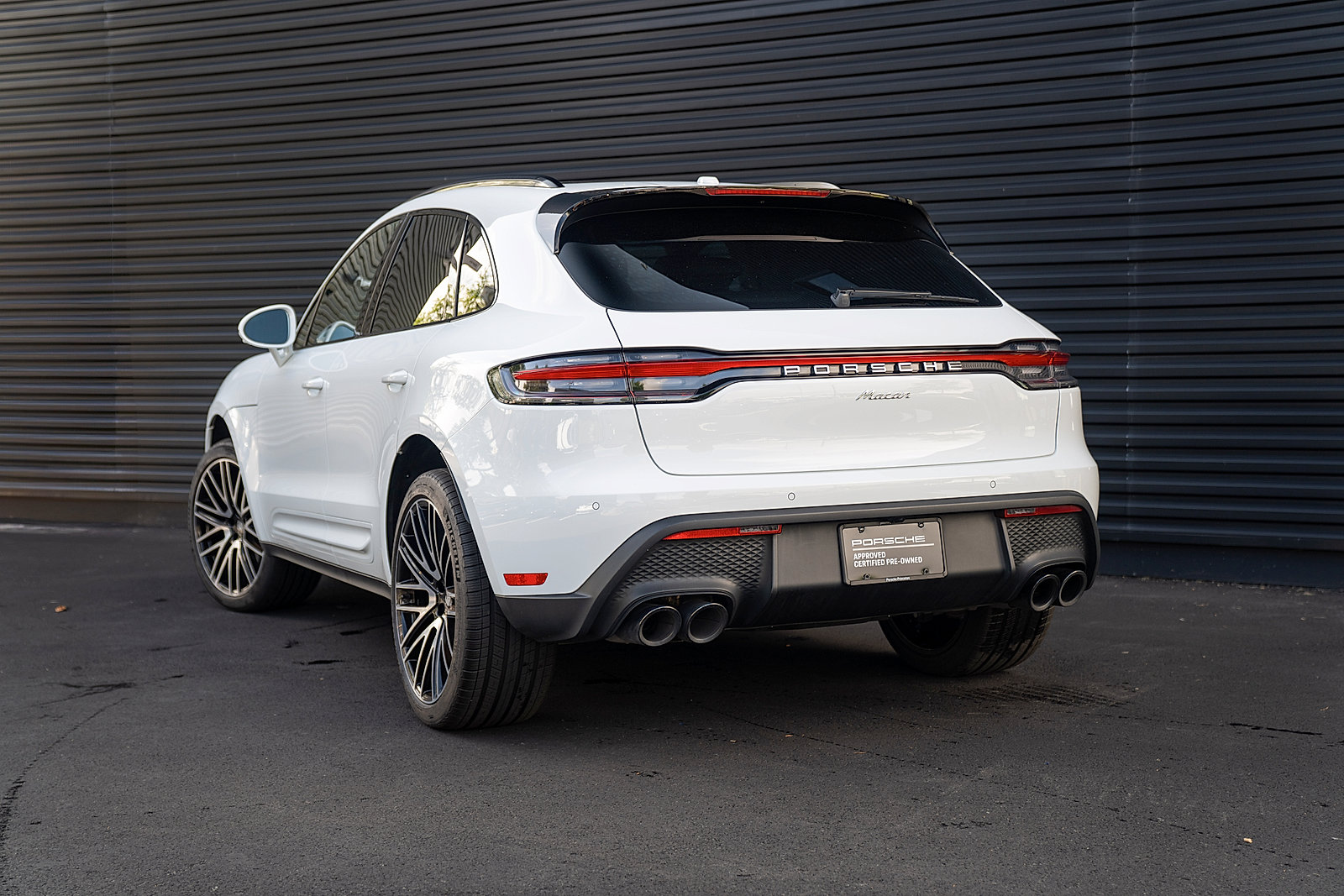 Certified 2025 Porsche Macan AWD/4WD image 3