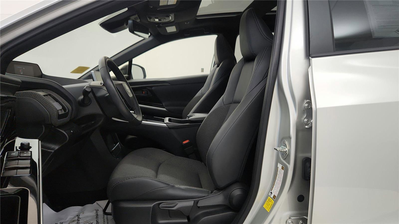 Used 2023 Toyota bZ4X XLE w/ Weather Package image 26