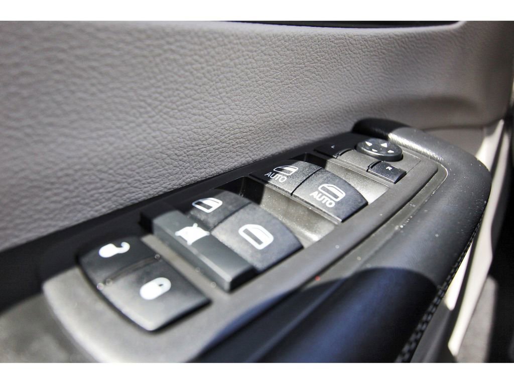 Used 2022 Chrysler Pacifica Touring-L image 21