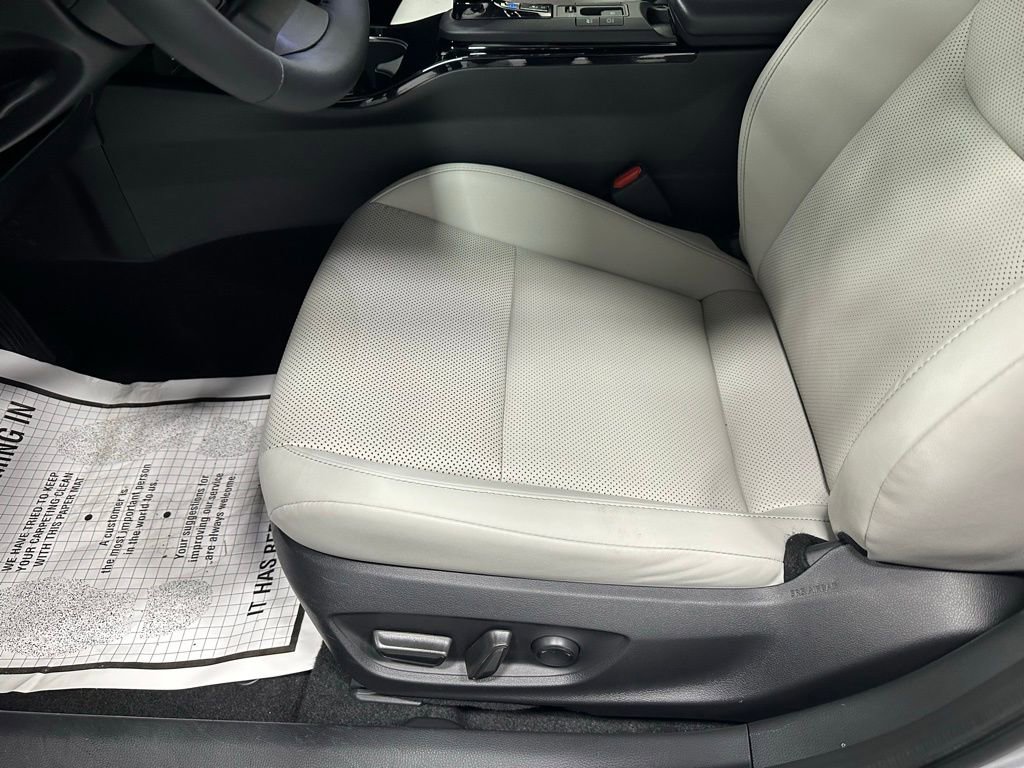 Used 2025 Toyota Prius XLE image 12