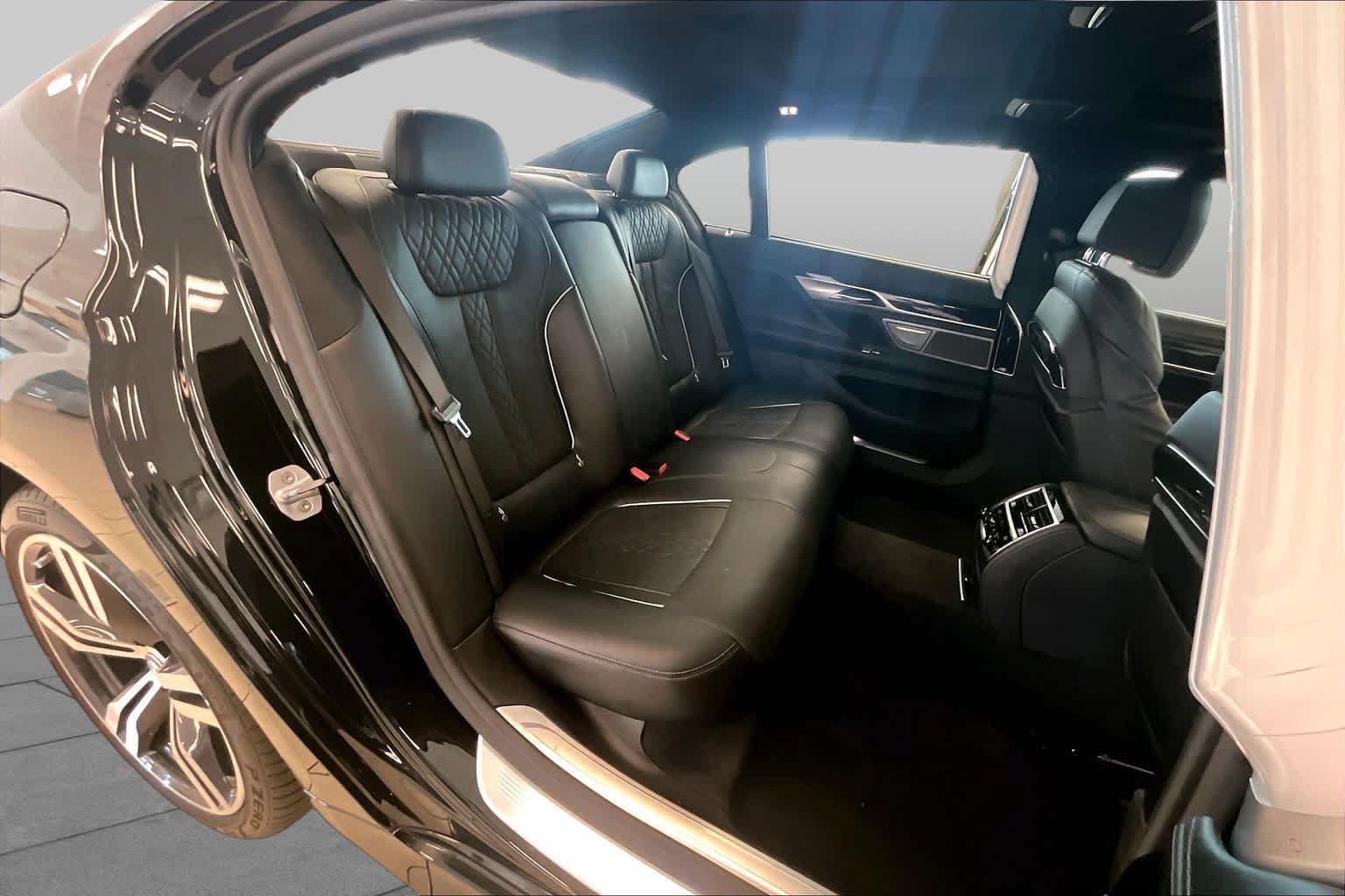 Used 2019 BMW 750i w/ Executive Package RWD image 17