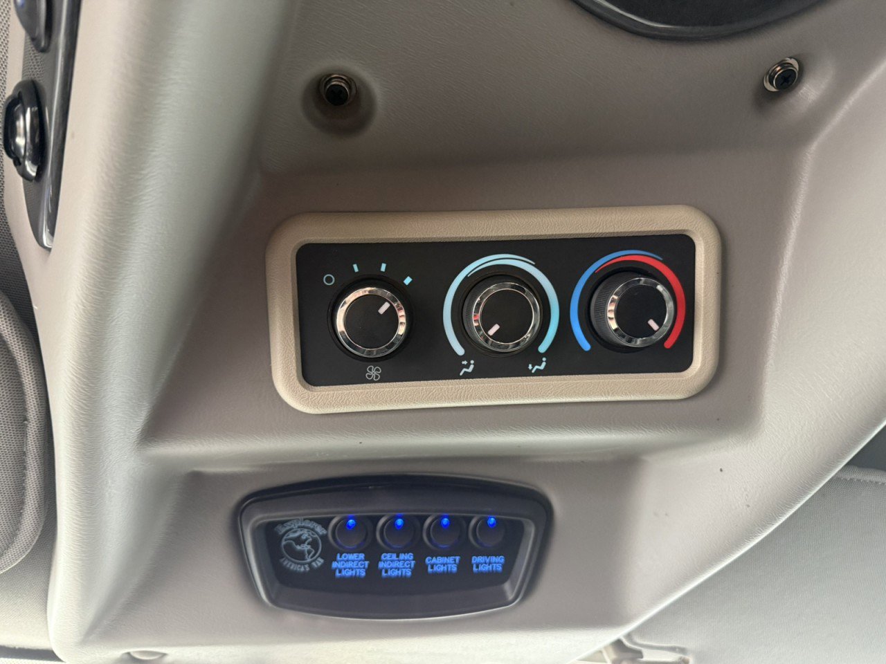 Used 2018 GMC Savana 2500 w/ Enhanced Convenience Package RWD image 24