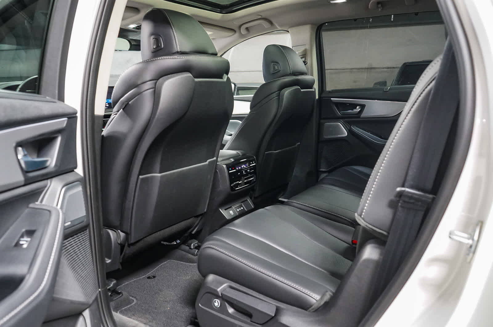 Used 2025 Acura MDX SH-AWD w/ Technology Package image 15