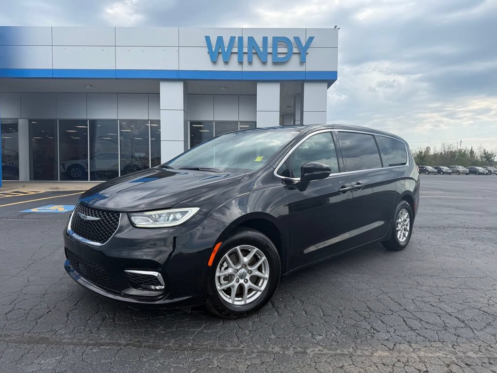 Used 2025 Chrysler Pacifica Select