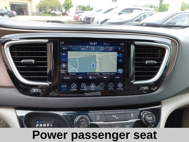 Used 2019 Chrysler Pacifica Touring-L Plus FWD image 16