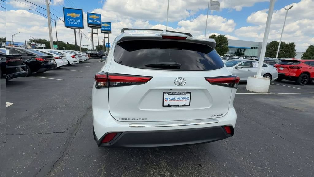 Used 2023 Toyota Highlander XLE AWD/4WD image 7