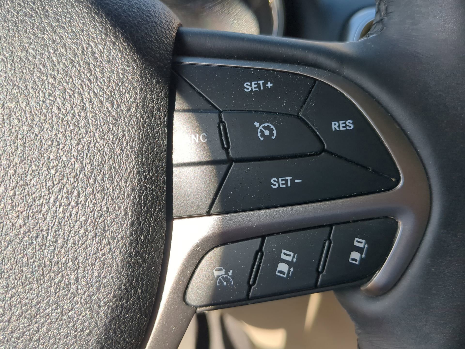 Used 2018 Jeep Grand Cherokee Limited image 58