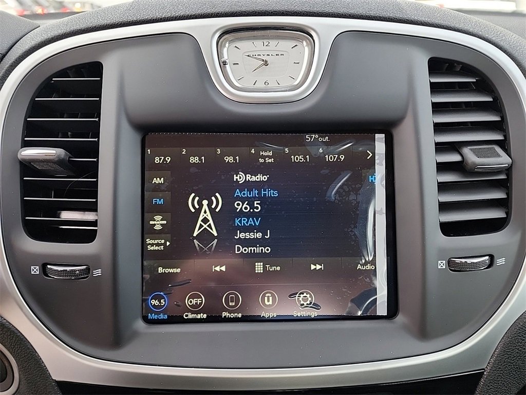 Used 2023 Chrysler 300 Touring w/ Sport Appearance Package image 4