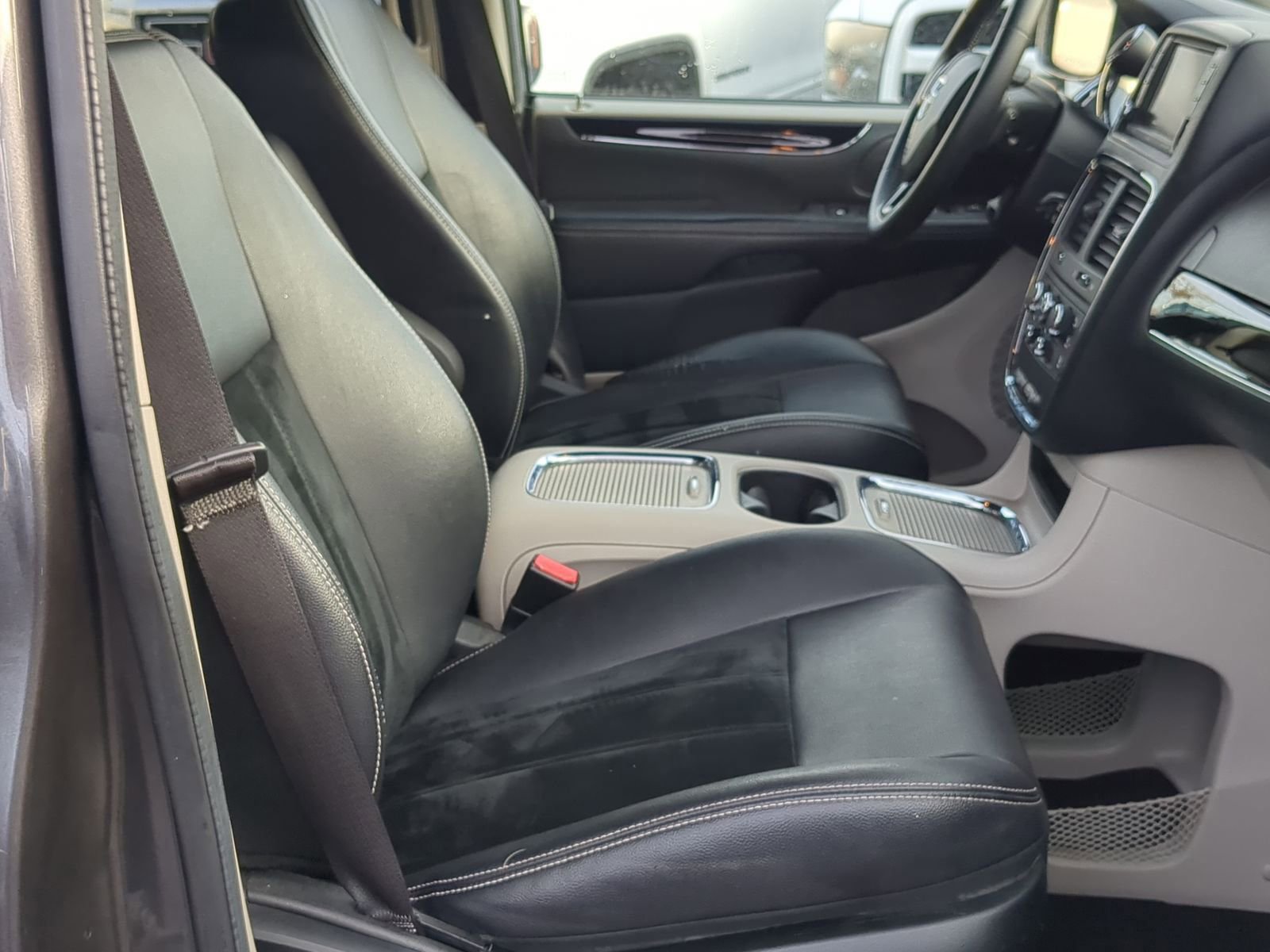 Used 2017 Dodge Grand Caravan SXT image 29