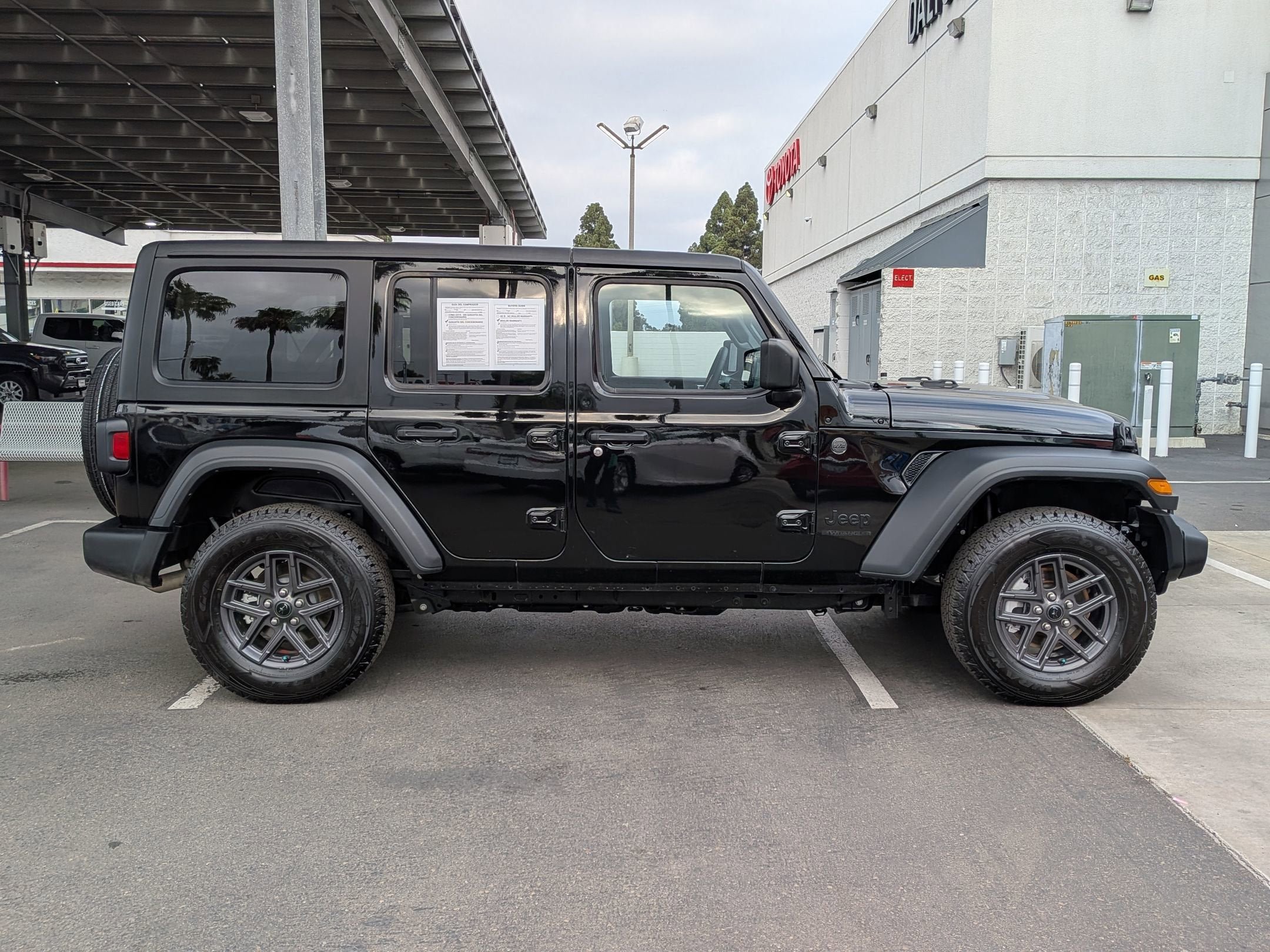 Used 2025 Jeep Wrangler Unlimited Sport AWD/4WD image 5