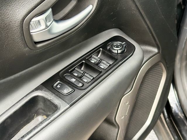 Used 2021 Jeep Renegade Limited image 17