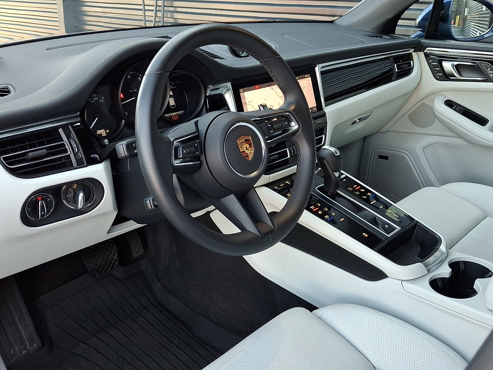 Used 2026 Porsche Macan AWD/4WD image 4