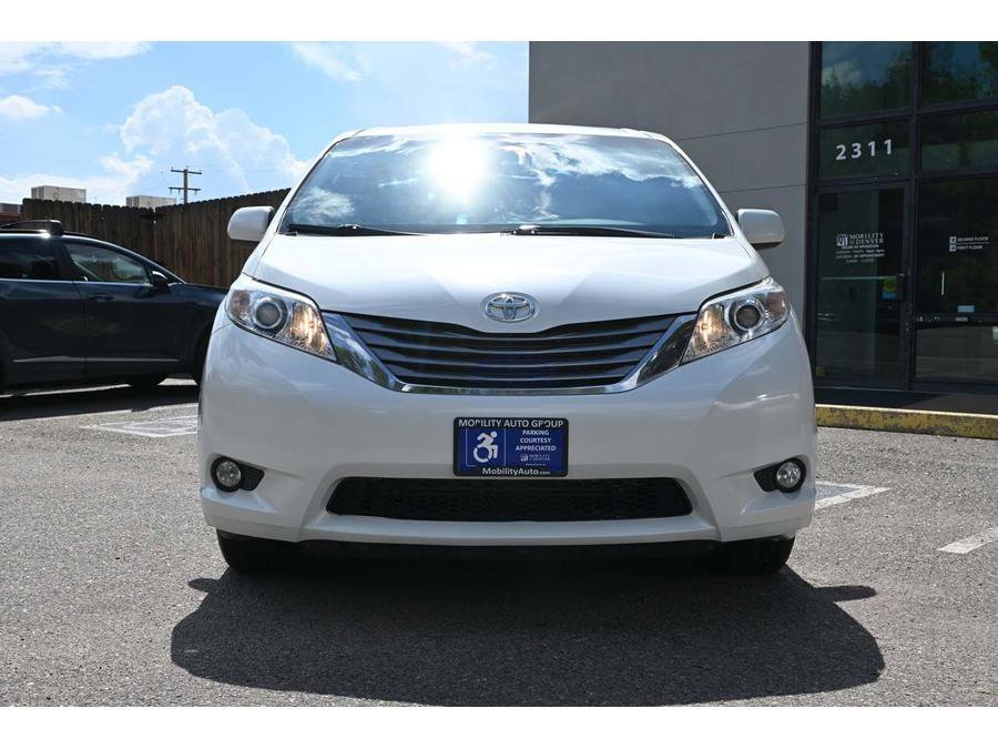 Used 2017 Toyota Sienna XLE Premium image 4