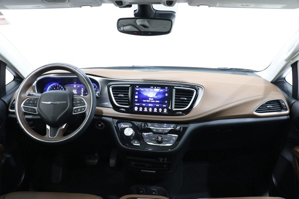 Used 2017 Chrysler Pacifica Limited w/ UConnect Theater Package FWD image 14