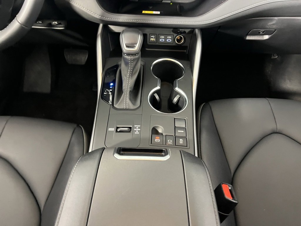 Used 2025 Toyota Highlander XLE image 16