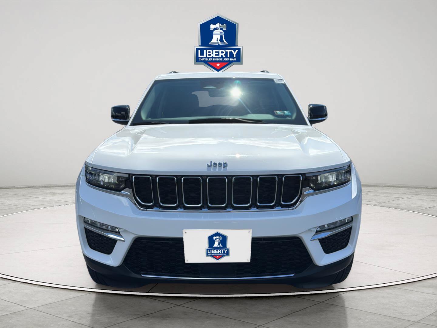 Certified 2023 Jeep Grand Cherokee Limited AWD/4WD image 3