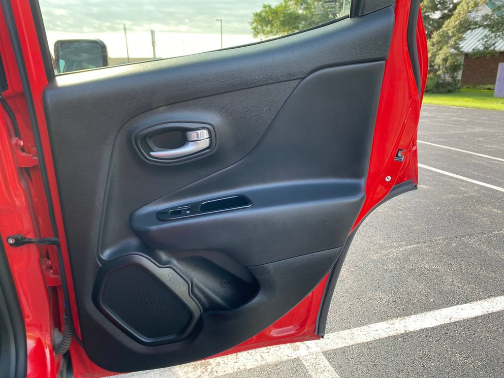 Used 2023 Jeep Renegade Latitude AWD/4WD image 13