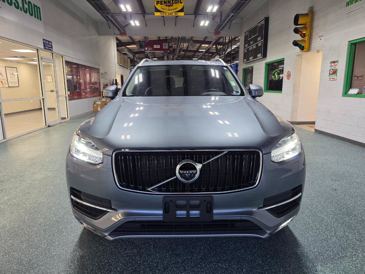 Used 2018 Volvo XC90 T6 Momentum w/ Convenience Package AWD/4WD image 3