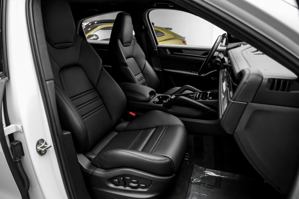 Used 2024 Porsche Cayenne Turbo GT AWD/4WD image 39