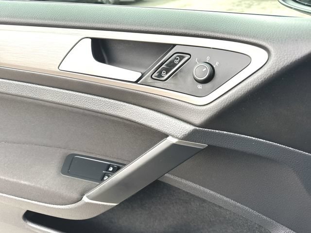 Used 2016 Volkswagen Golf 2-Door FWD image 20
