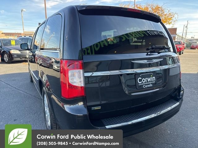 Used 2014 Chrysler Town & Country Touring image 7