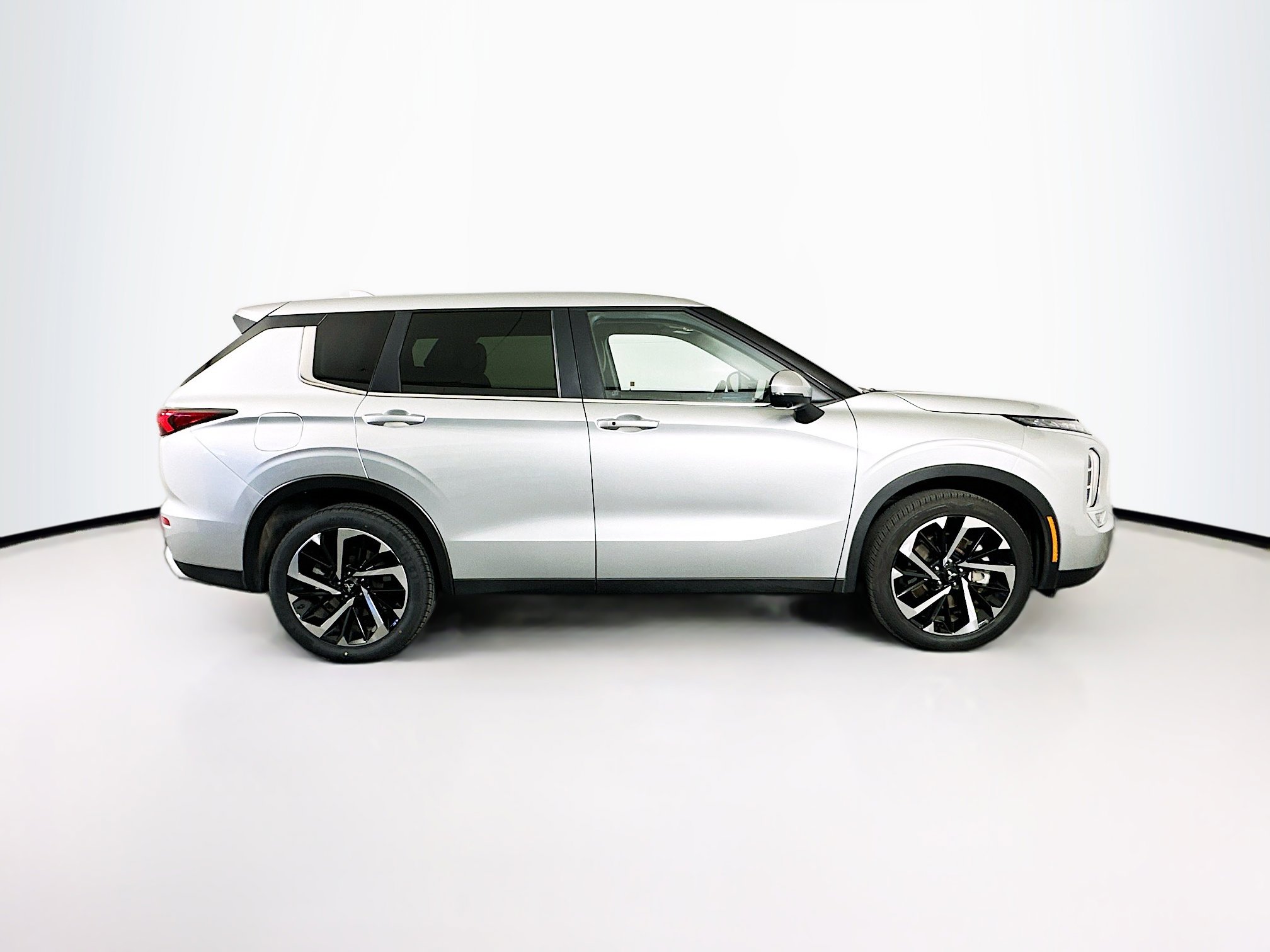 Used 2024 Mitsubishi Outlander SE image 10