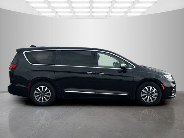 Certified 2023 Chrysler Pacifica Limited image 8