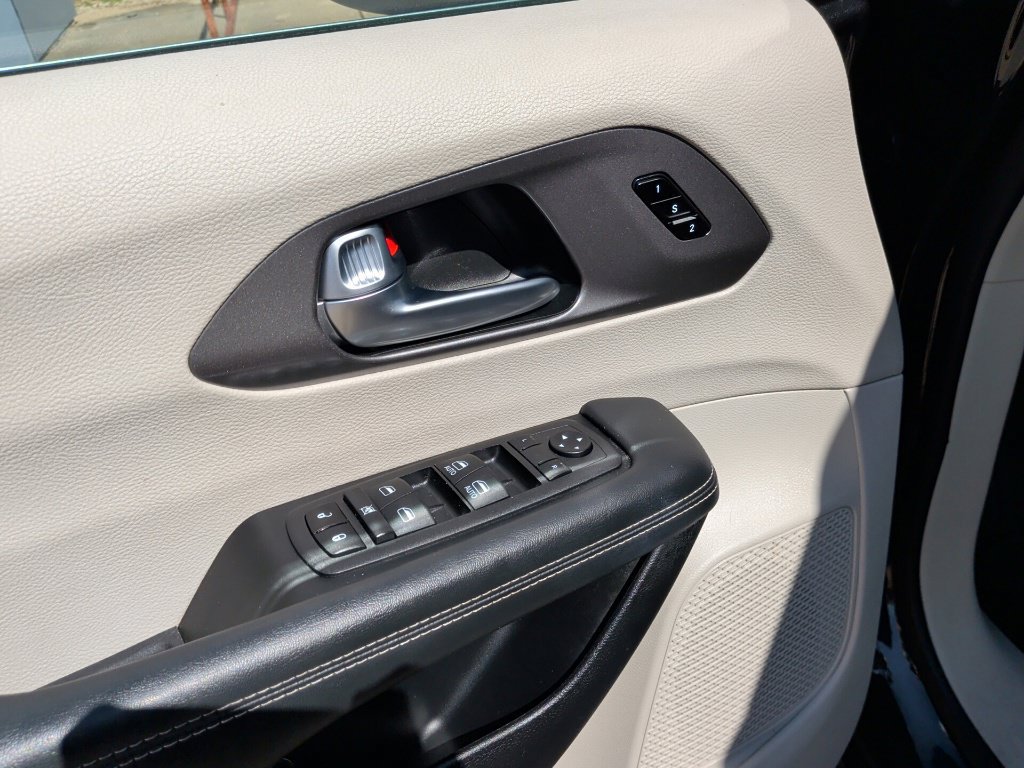 Used 2023 Chrysler Pacifica Touring-L FWD image 11