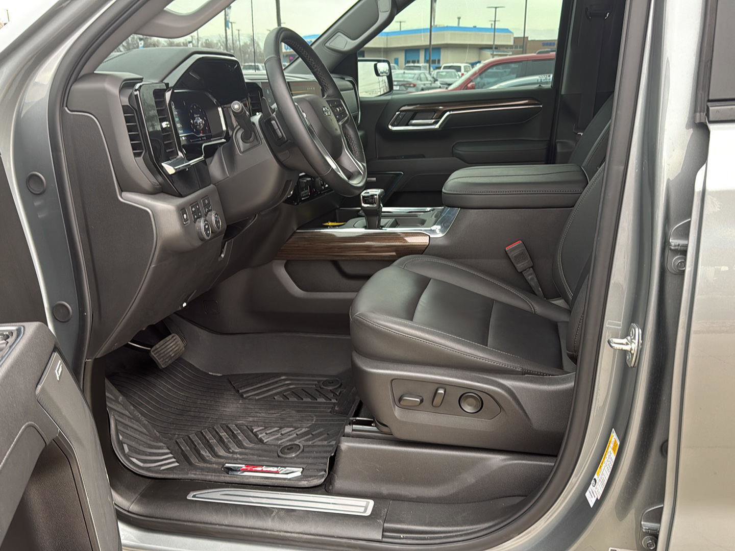 Used 2025 Chevrolet Silverado 1500 LT Trail Boss w/ Convenience Package II image 16