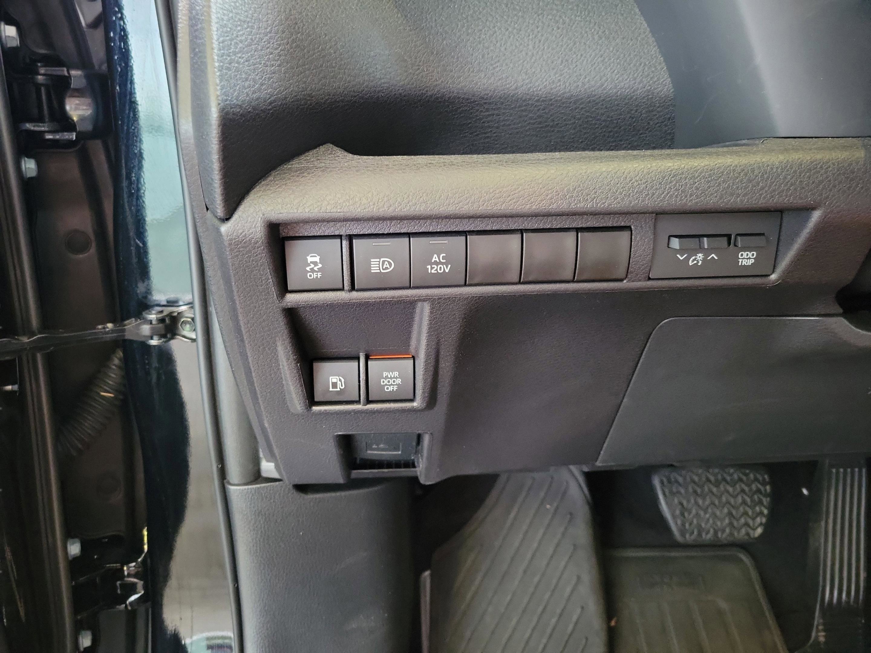 Used 2025 Toyota Sienna Limited image 11