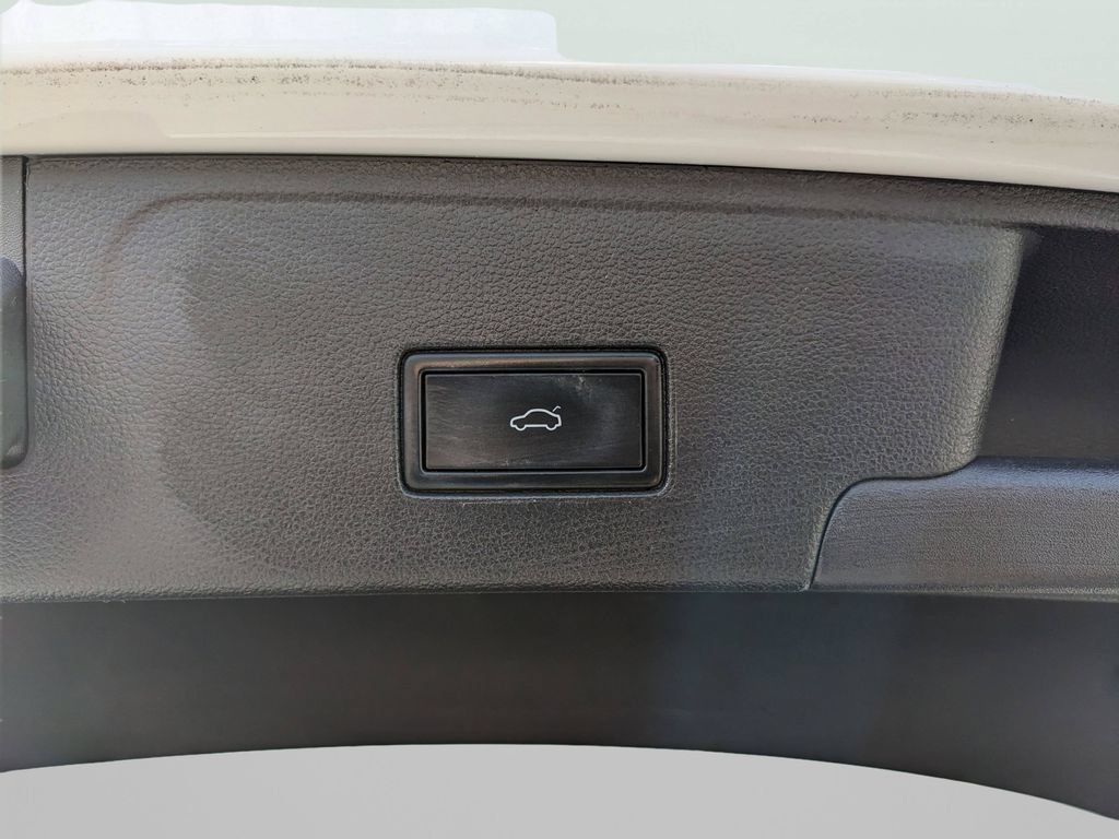 Certified 2023 Volkswagen Atlas Cross Sport SE w/ Panoramic Sunroof Package FWD image 10