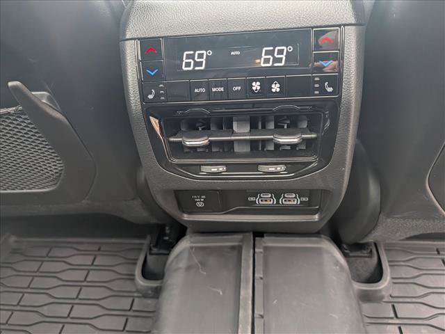 Used 2023 Jeep Grand Cherokee Summit w/ Advanced Protech Group IV AWD/4WD image 19