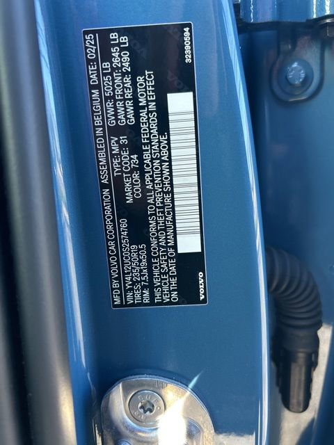 Certified 2025 Volvo XC40 B5 Plus image 28