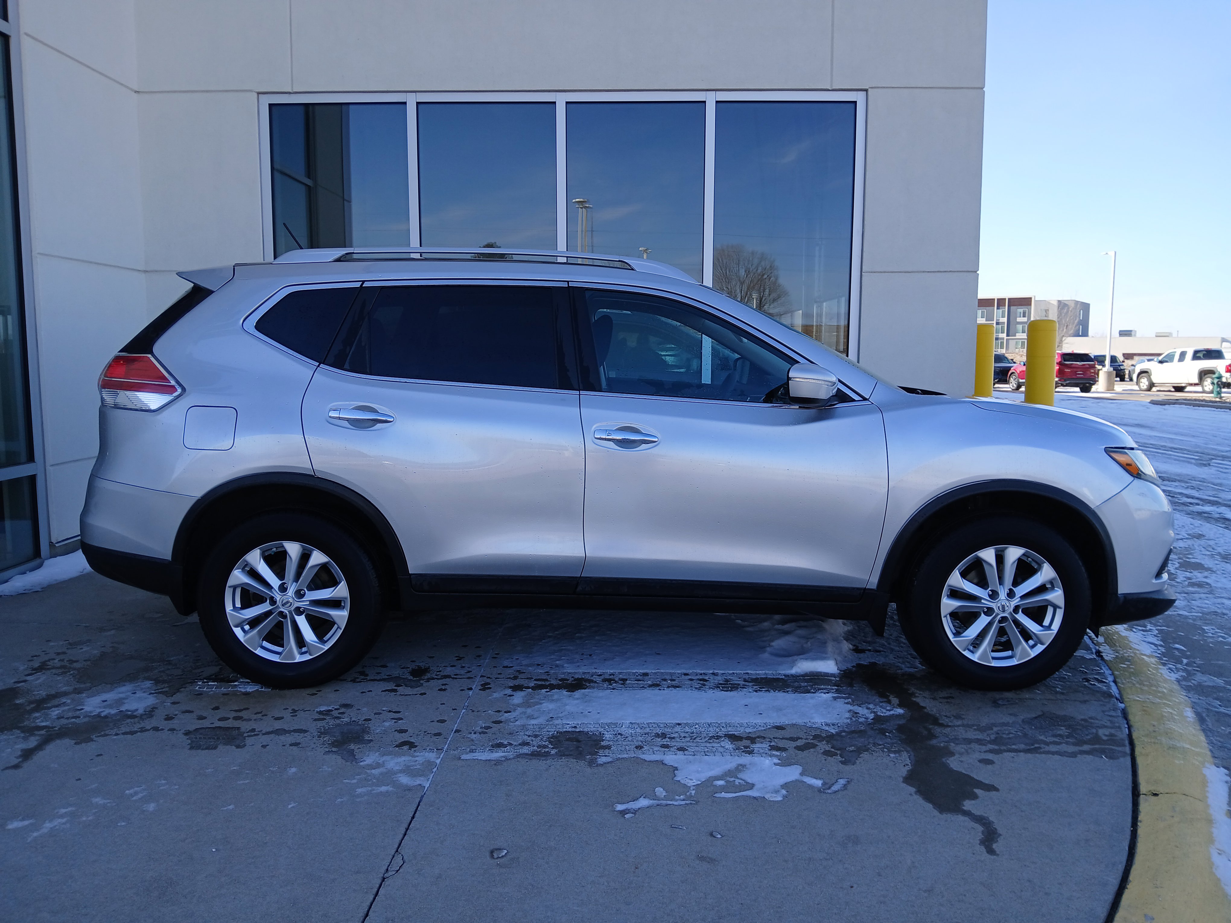 Used 2015 Nissan Rogue SV w/ SV Moonroof Package image 6