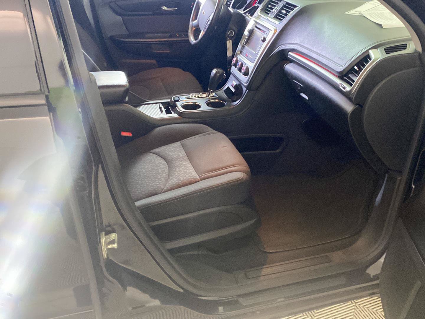 Used 2014 GMC Acadia SLE FWD image 31