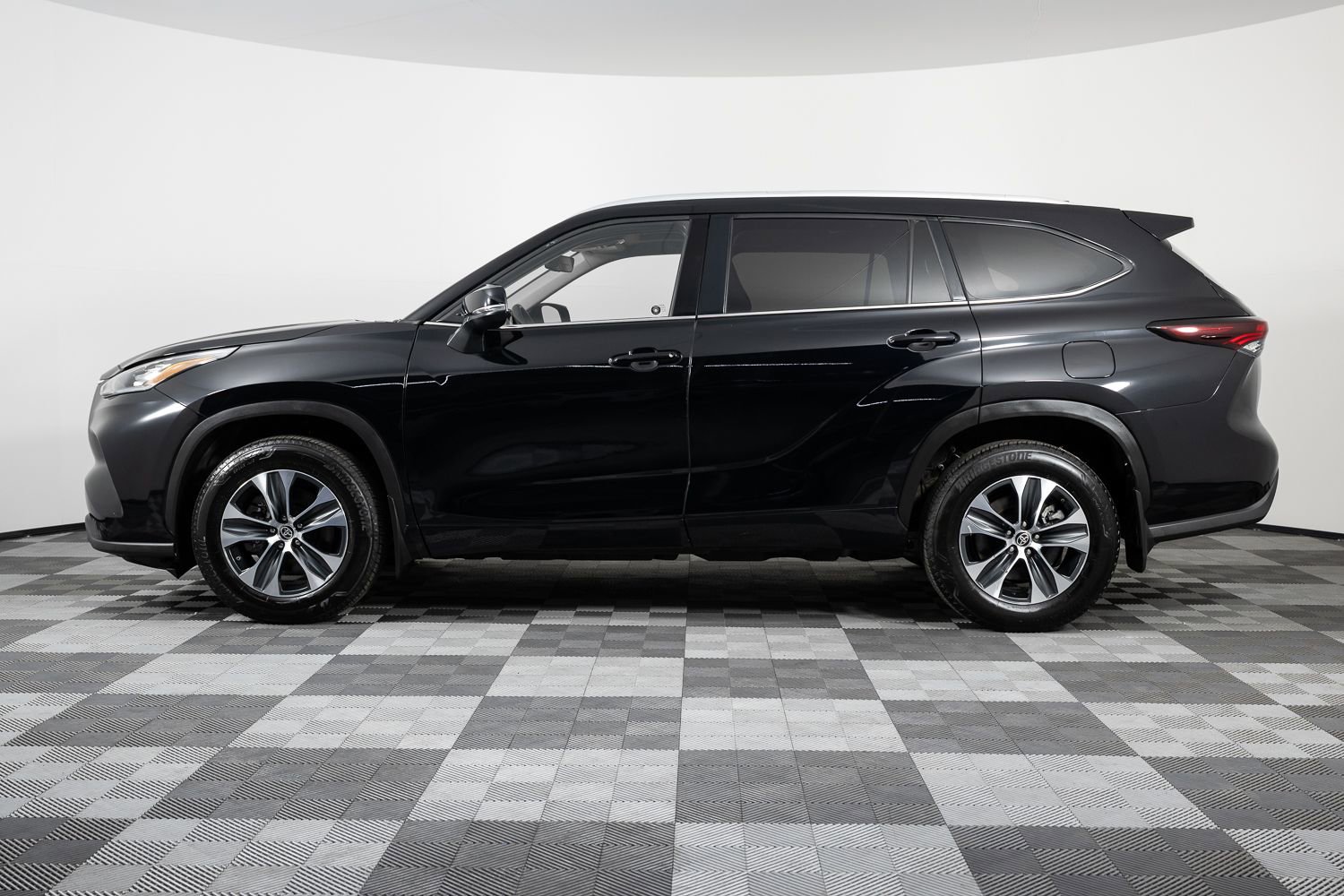 Used 2024 Toyota Highlander XLE image 3