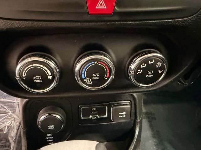 Used 2017 Jeep Renegade Latitude image 41