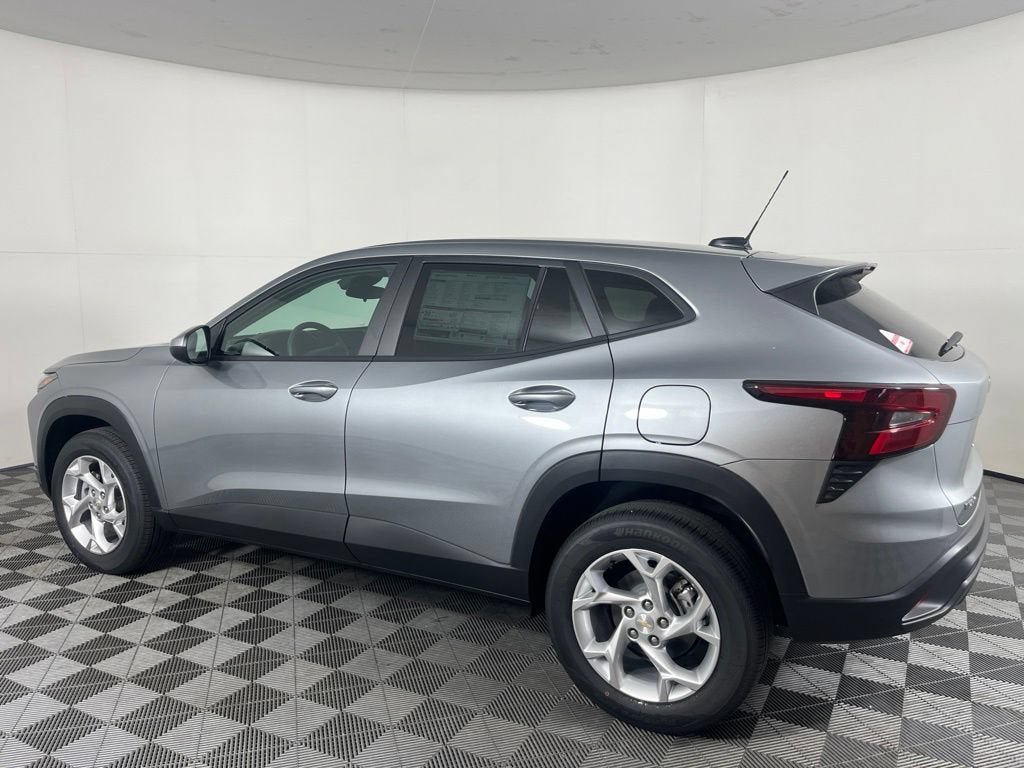 New 2026 Chevrolet Trax LS w/ LS Convenience Package FWD image 3