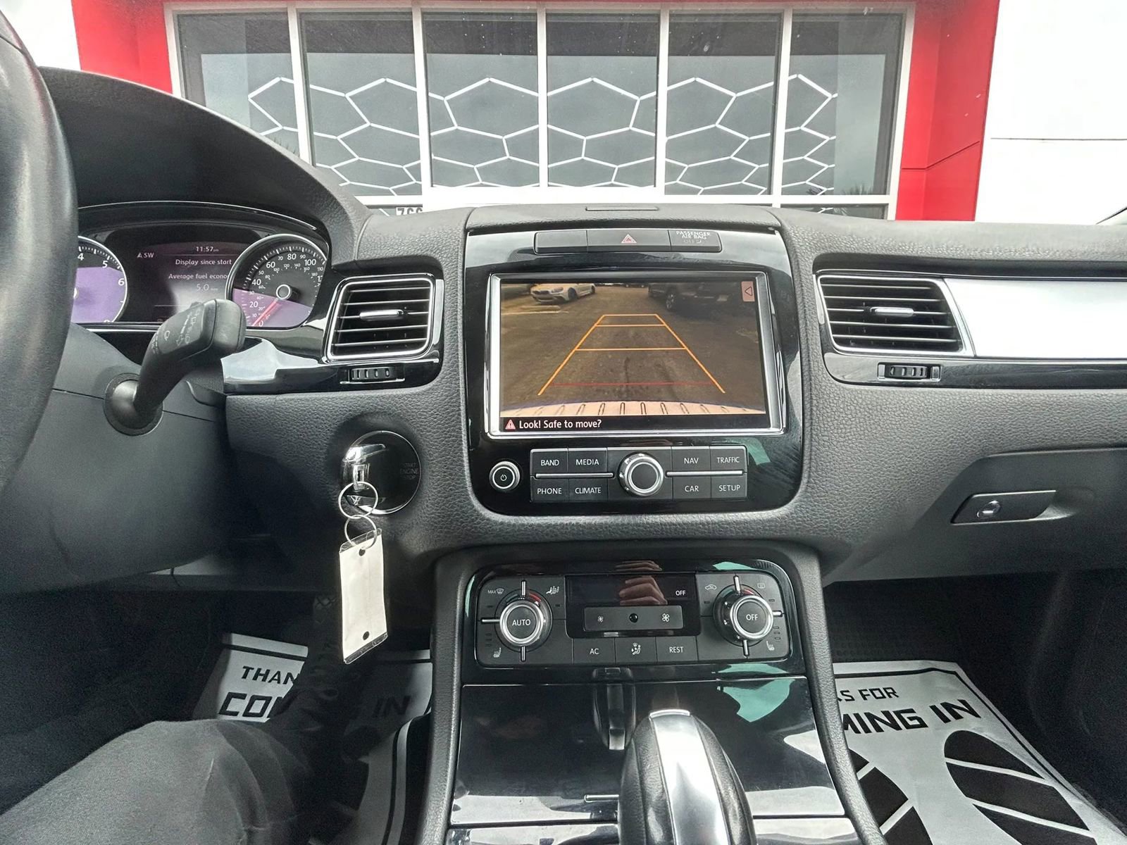 Used 2011 Volkswagen Touareg Sport image 14