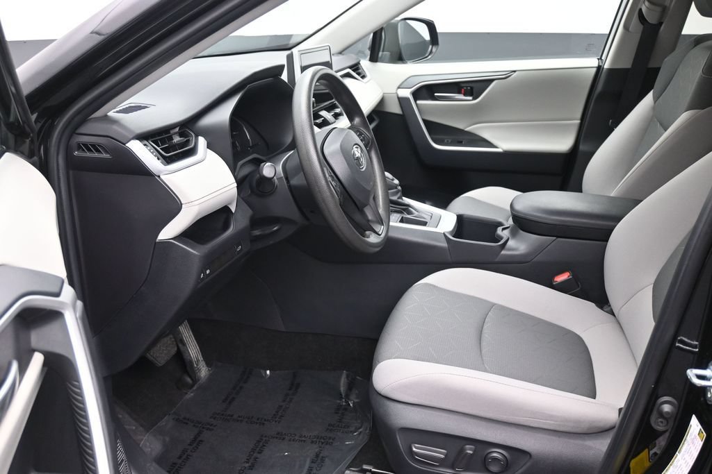 Used 2025 Toyota RAV4 XLE w/ Convenience Package FWD image 13