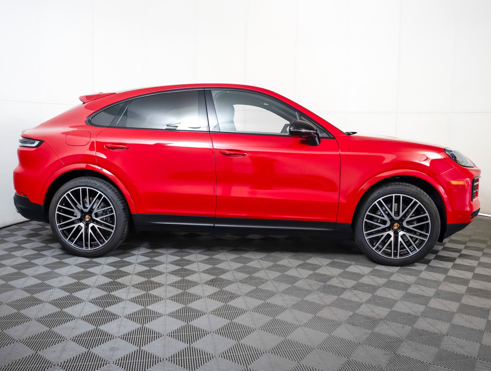 Certified 2025 Porsche Cayenne Coupe image 9