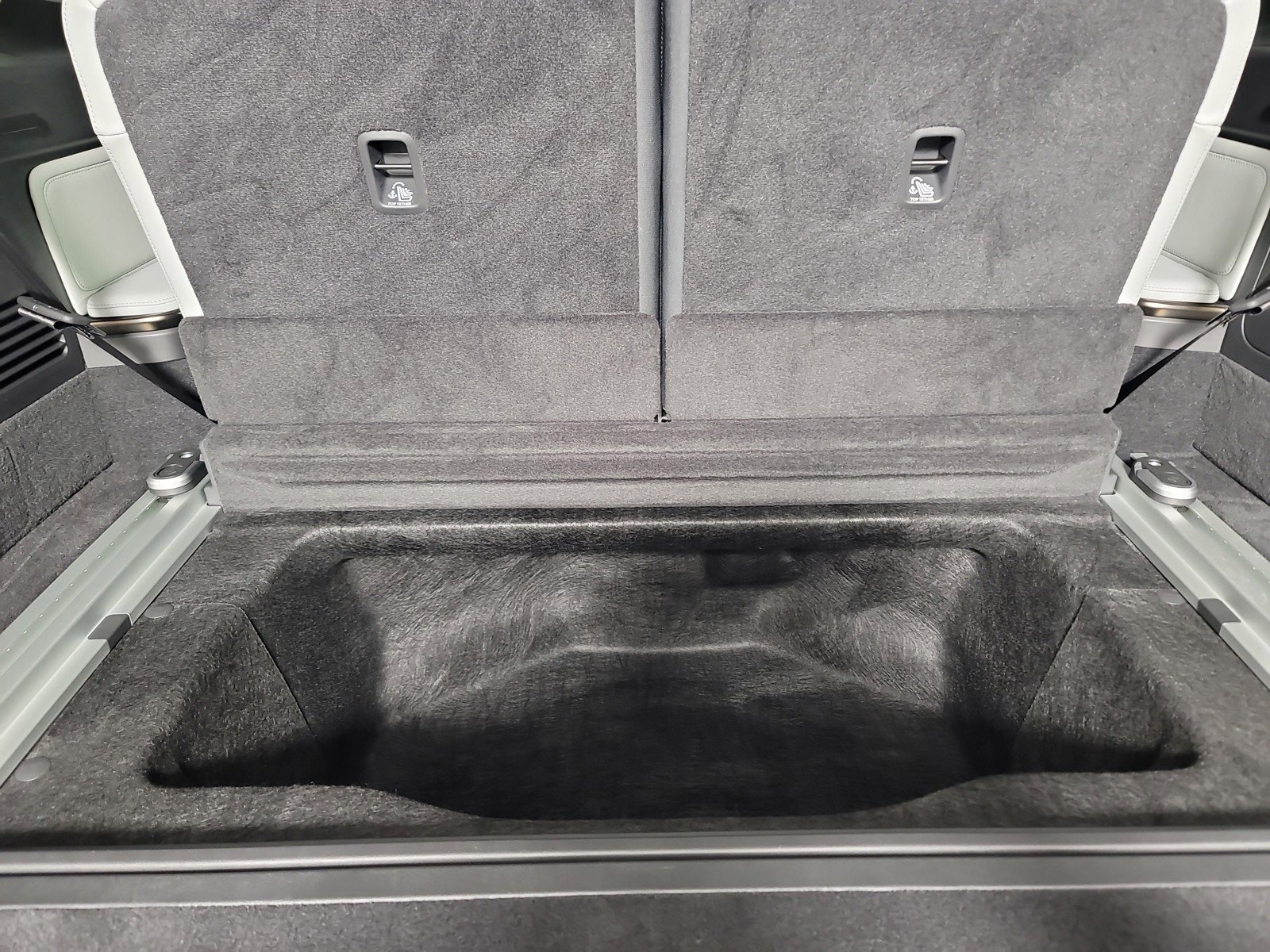 Used 2025 Rivian R1S Premium image 26