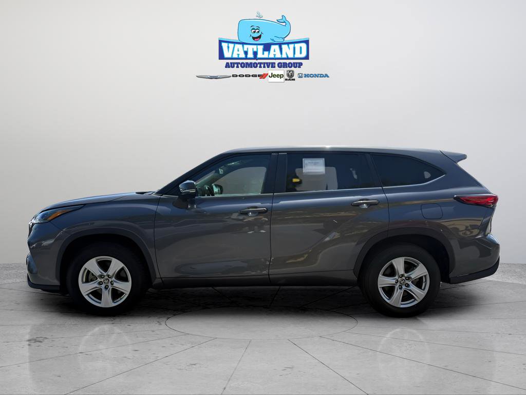 Used 2023 Toyota Highlander LE image 2