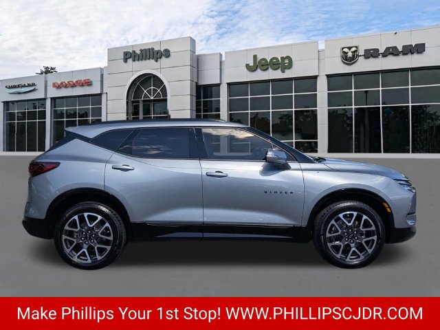 Used 2025 Chevrolet Blazer RS w/ Driver Confidence II Package FWD image 2