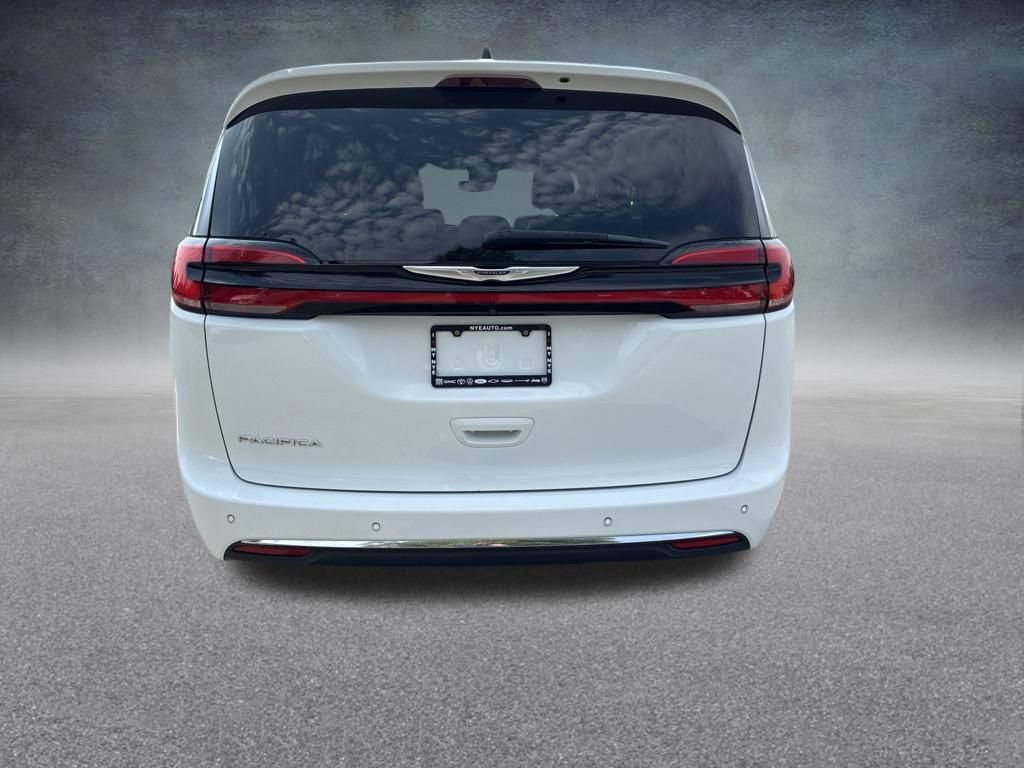 Used 2024 Chrysler Pacifica Touring-L FWD image 4