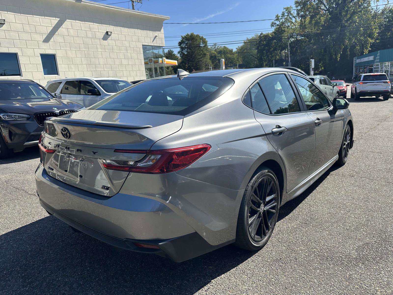 Used 2025 Toyota Camry SE image 3